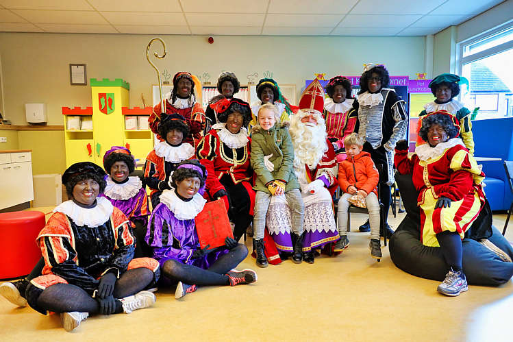 Aankomst van de Sint en zijn Zwarte Pieten in Waarder_095